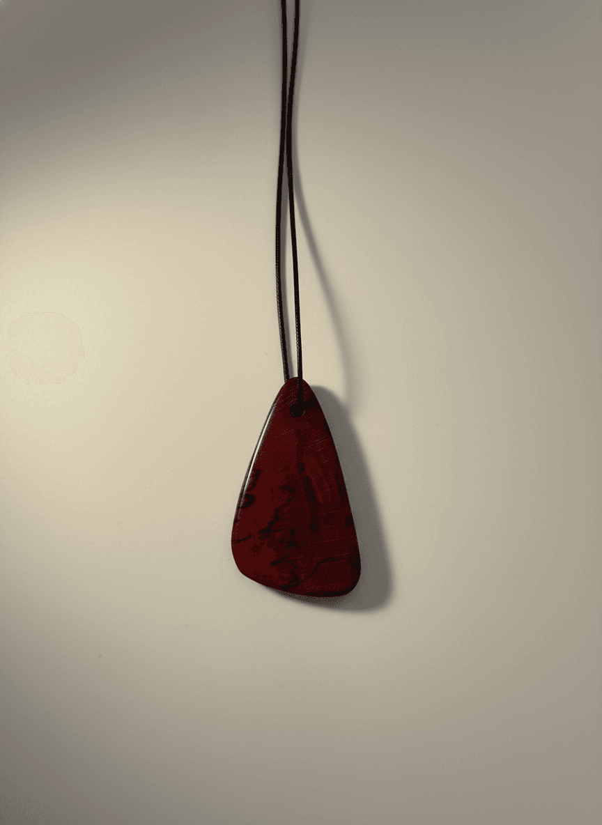 Pandantiv Triunghi Roșu Închis C